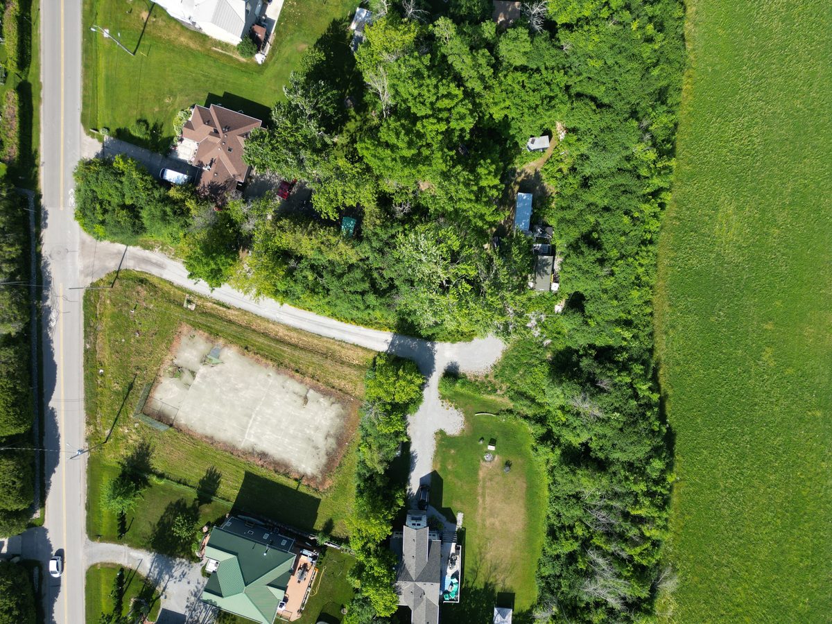 Serviced building lot on Isobel Avenue with street access